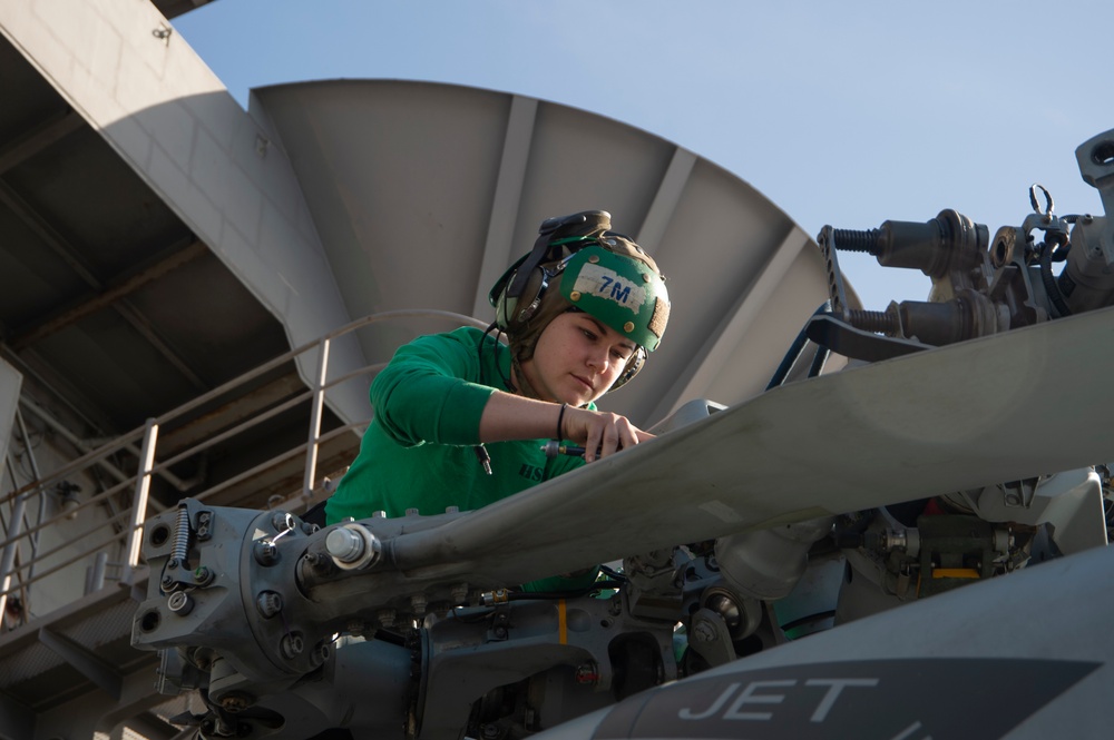 USS Harry S. Truman (CVN 75) transits the Atlantic Sea