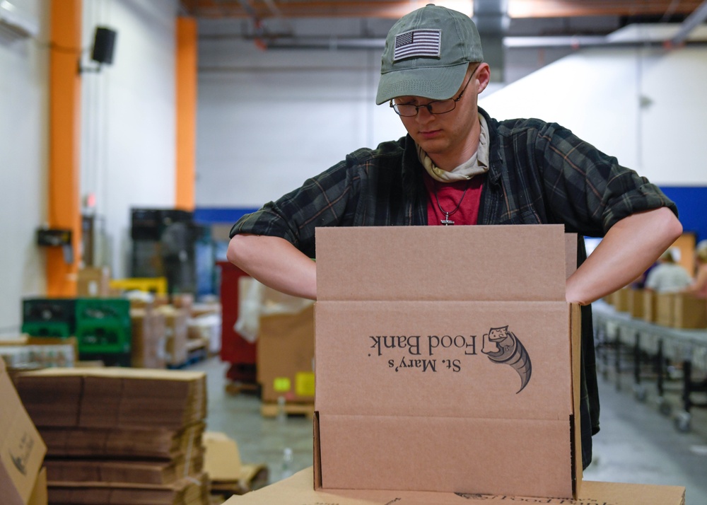 Airmen volunteer to pack food boxes at food bank