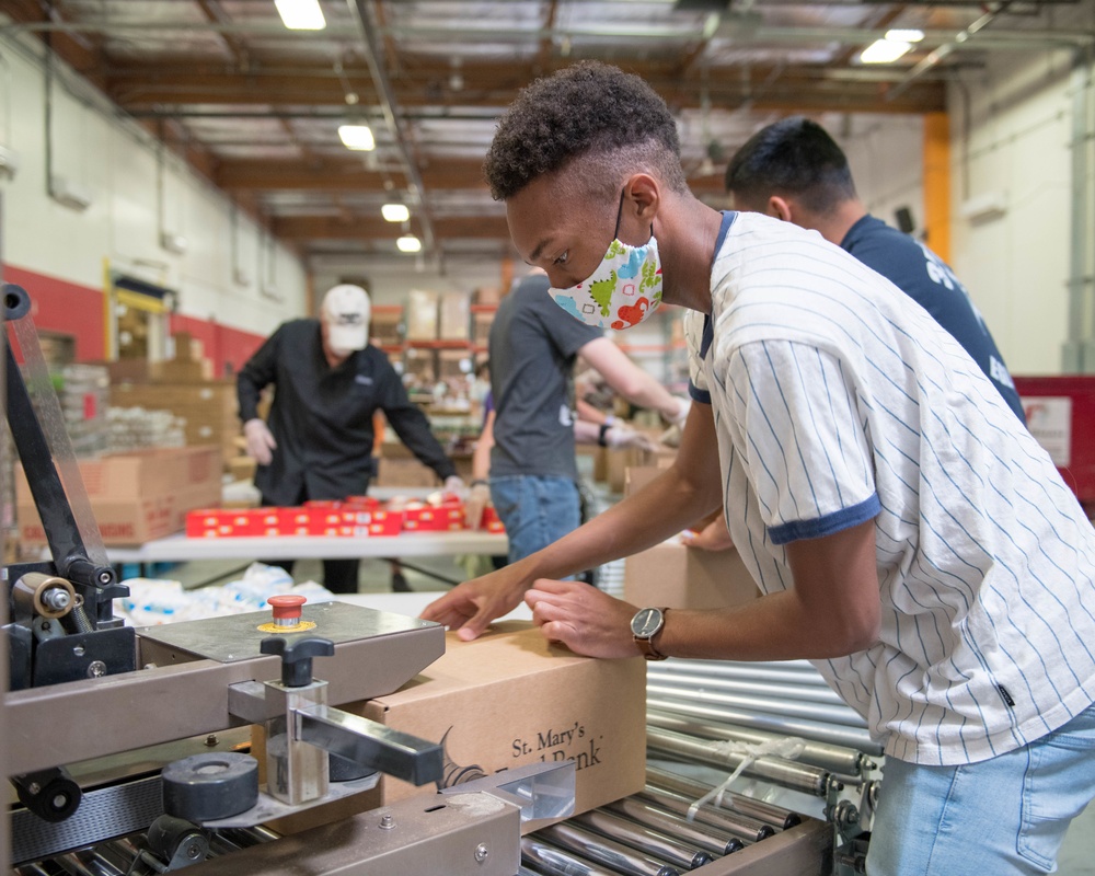 Airmen volunteer to pack food boxes at food bank