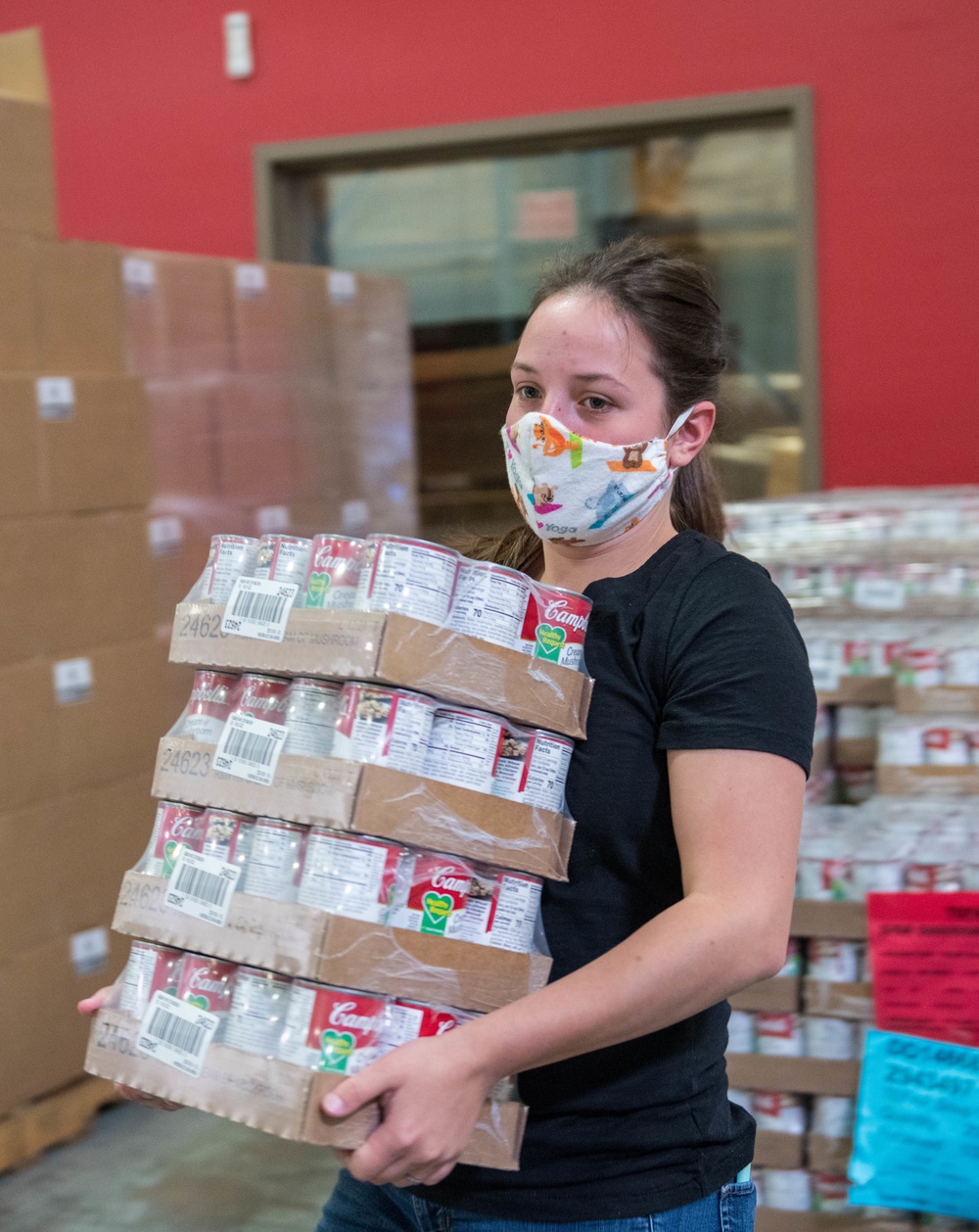 Airmen volunteer to pack food boxes at food bank