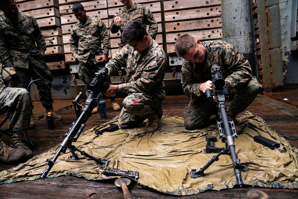 31st MEU Marines conduct machine gun familiarization drills aboard USS Germantown in East China Sea
