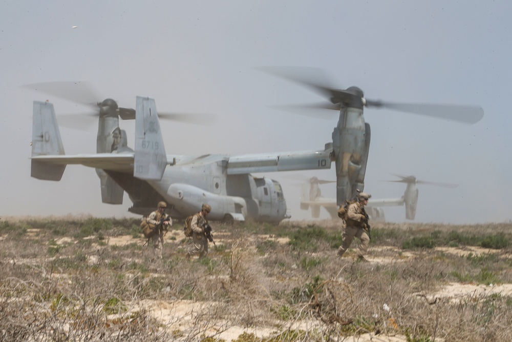 Fox Company executes heliborne raid training on Saudi Arabian island