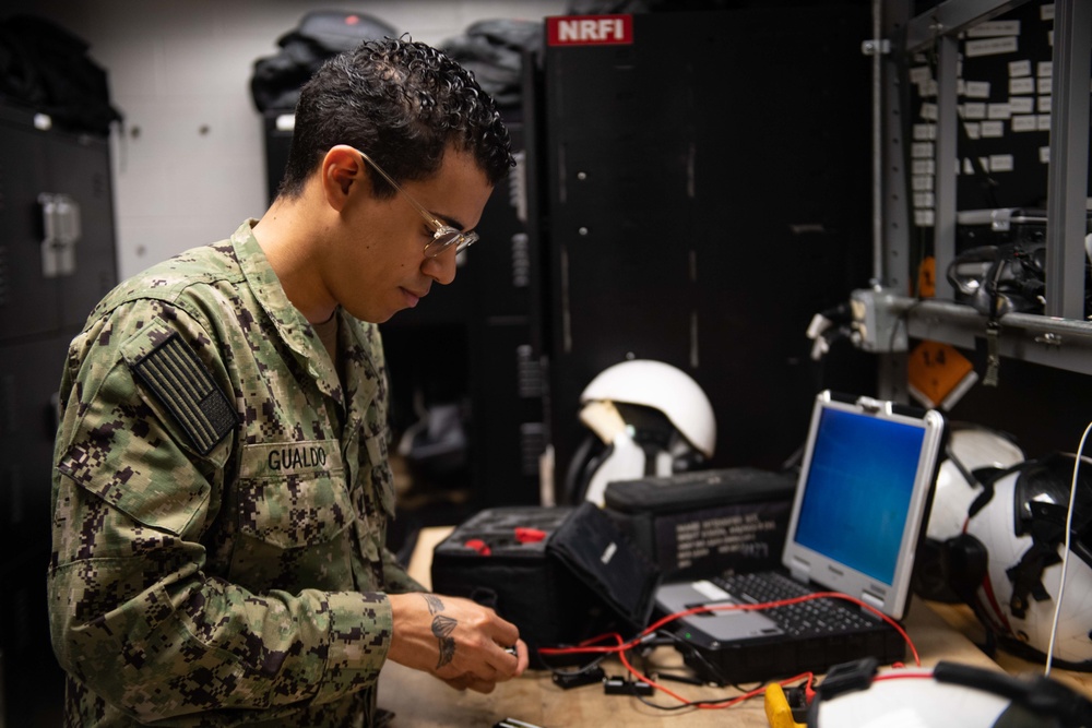 Sailor tests batteries for NVGs