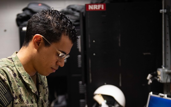 Sailor tests batteries for NVGs
