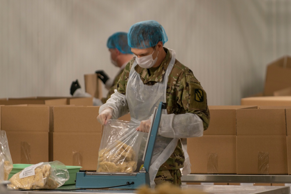 Kansas Army National Guard Soldiers assist in local food bank