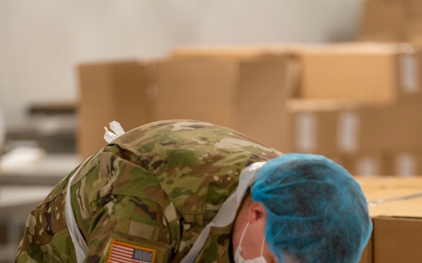 Kansas Army National Guard Soldiers assist in local food bank