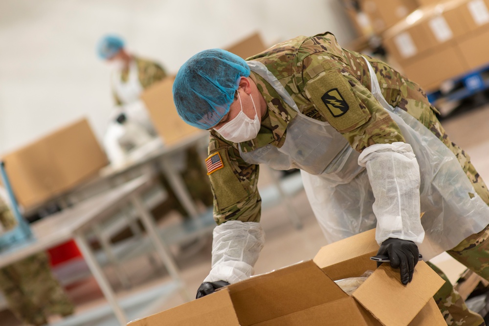 Kansas Army National Guard Soldiers assist in local food bank