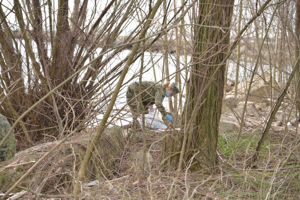 Training Support Center CSADD Sailors Organize Beach Cleanup