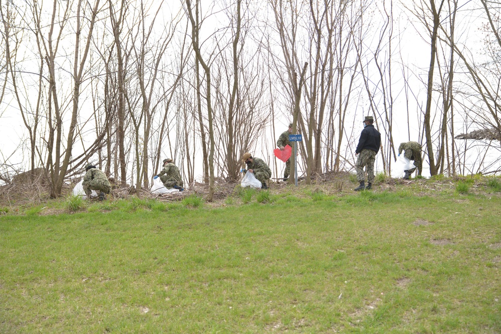 Training Support Center CSADD Sailors Organize Beach Cleanup