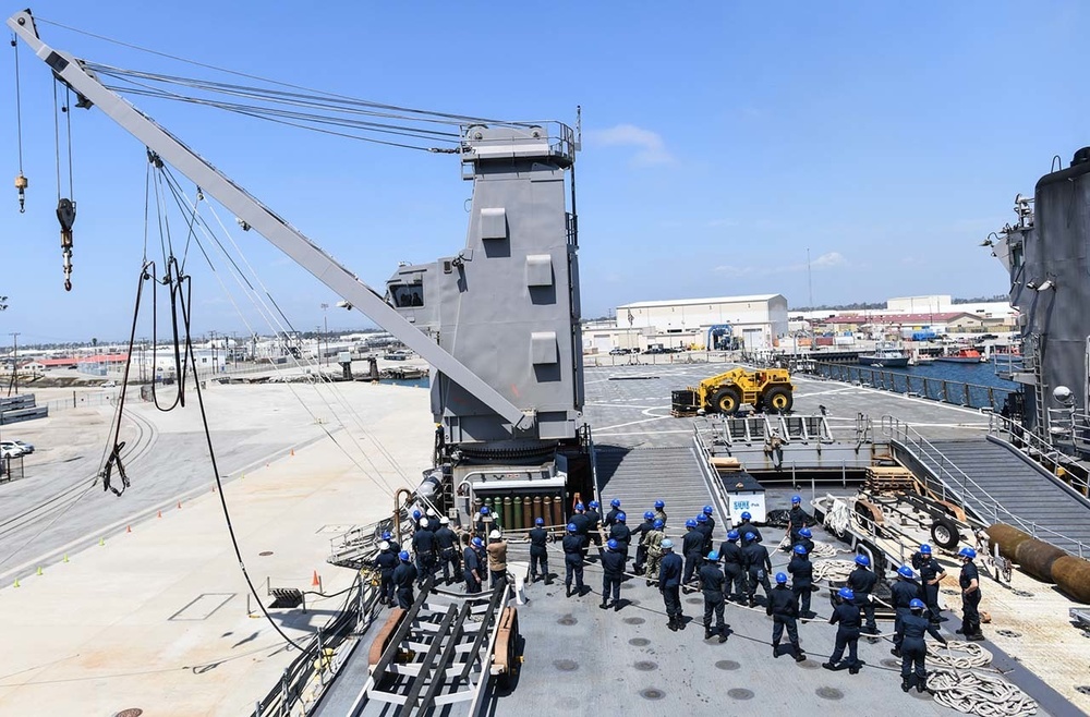 USS Pearl Harbor (LSD 52) Ship's Force receives Underway Replenishment Training at Naval Surface Warfare Center, Port Hueneme Division