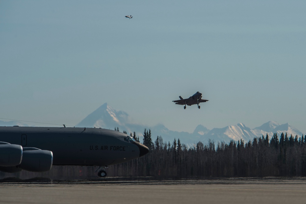 Hill F-35As arrive at Eielson to help pilots train