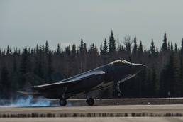 Hill F-35As arrive at Eielson to help pilots train
