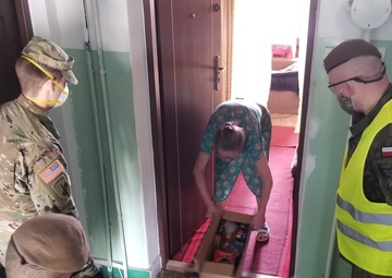 418th Soldiers deliver food to Polish citizens amid COVID-19 pandemic