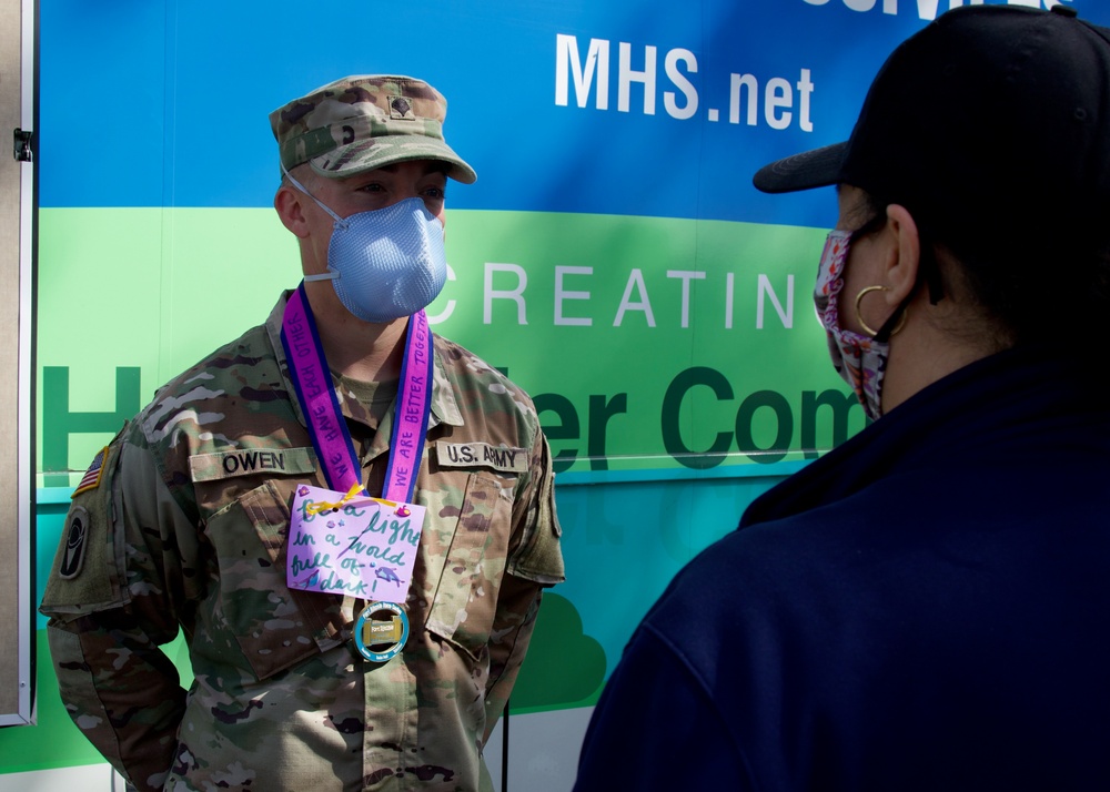 Children personalize medals for Florida National Guard service members and partners