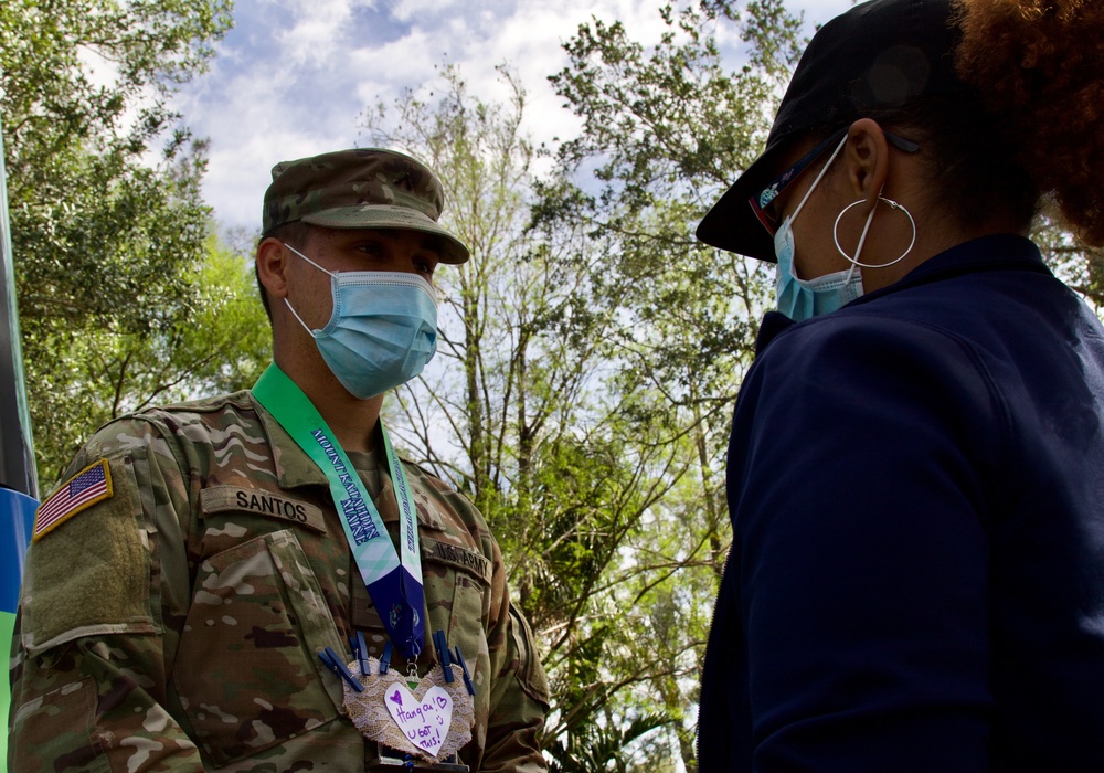 Children personalize medals for Florida National Guard service members and partners