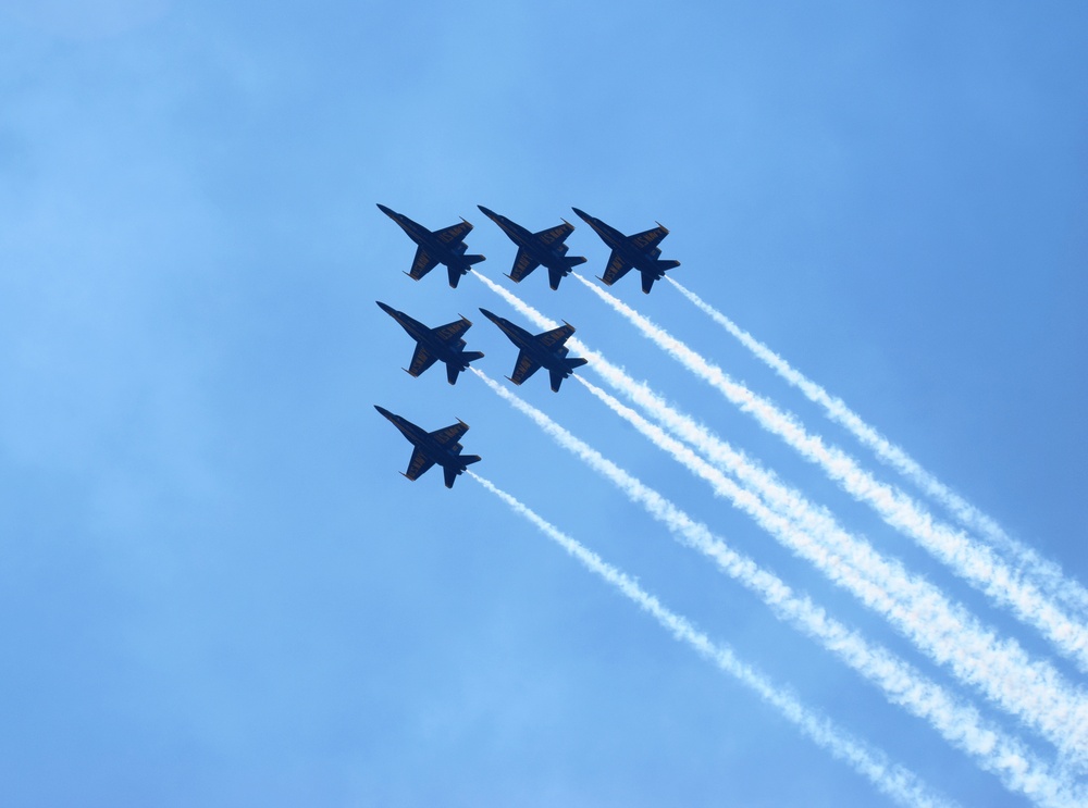 U.S. Air Force Thunderbirds &amp; U.S. Navy Blue Angels fly over Philadelphia