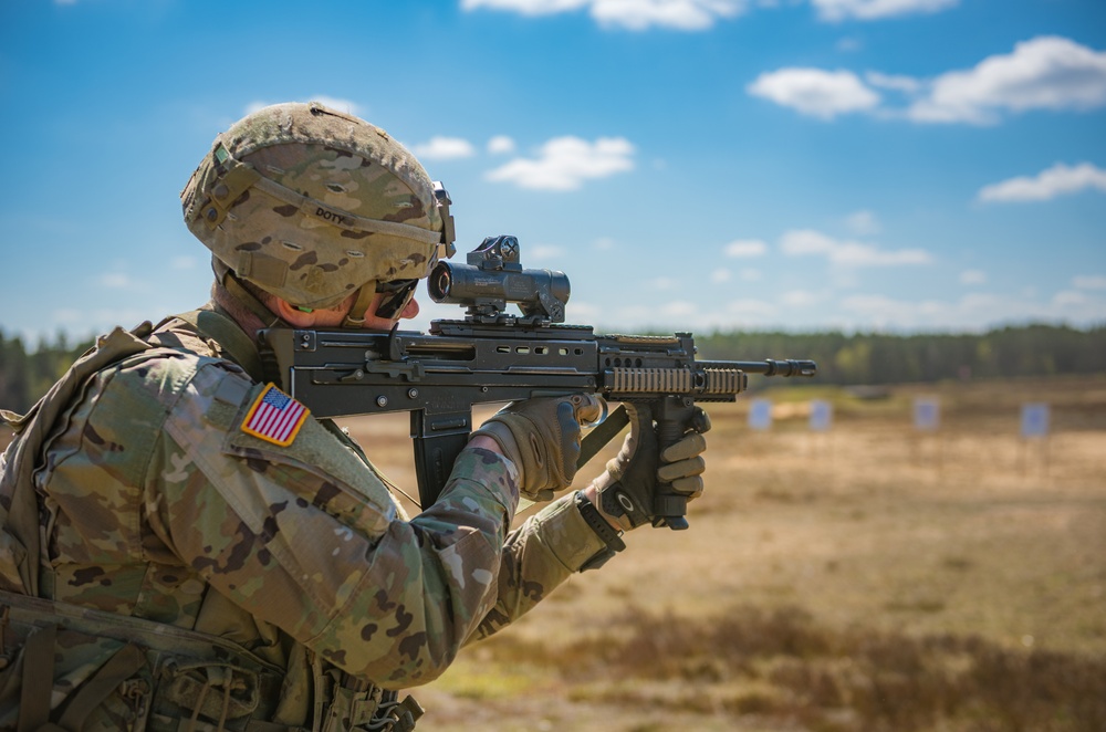 2CR Soldiers train on British weapons during NATO's eFP BG-P