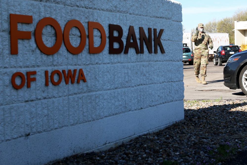 Soldiers Help at Food Bank