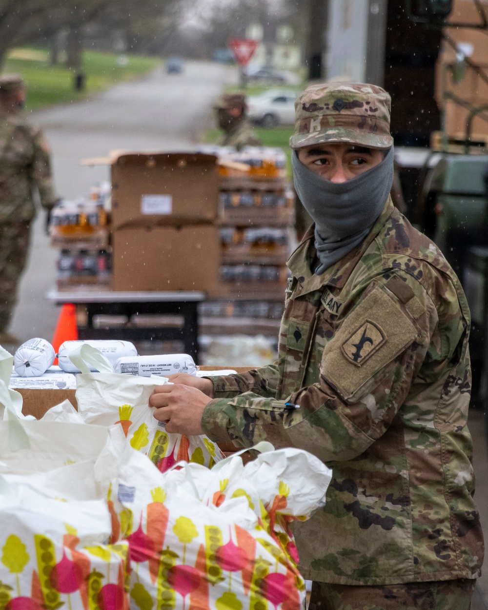 Nebraska Soldiers help distribute food in Tecumseh