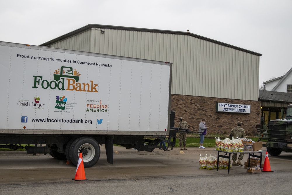 Nebraska Soldiers help distribute food in Tecumseh