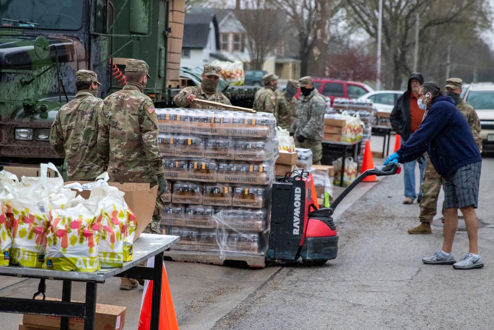 Nebraska Soldiers help distribute food in Tecumseh