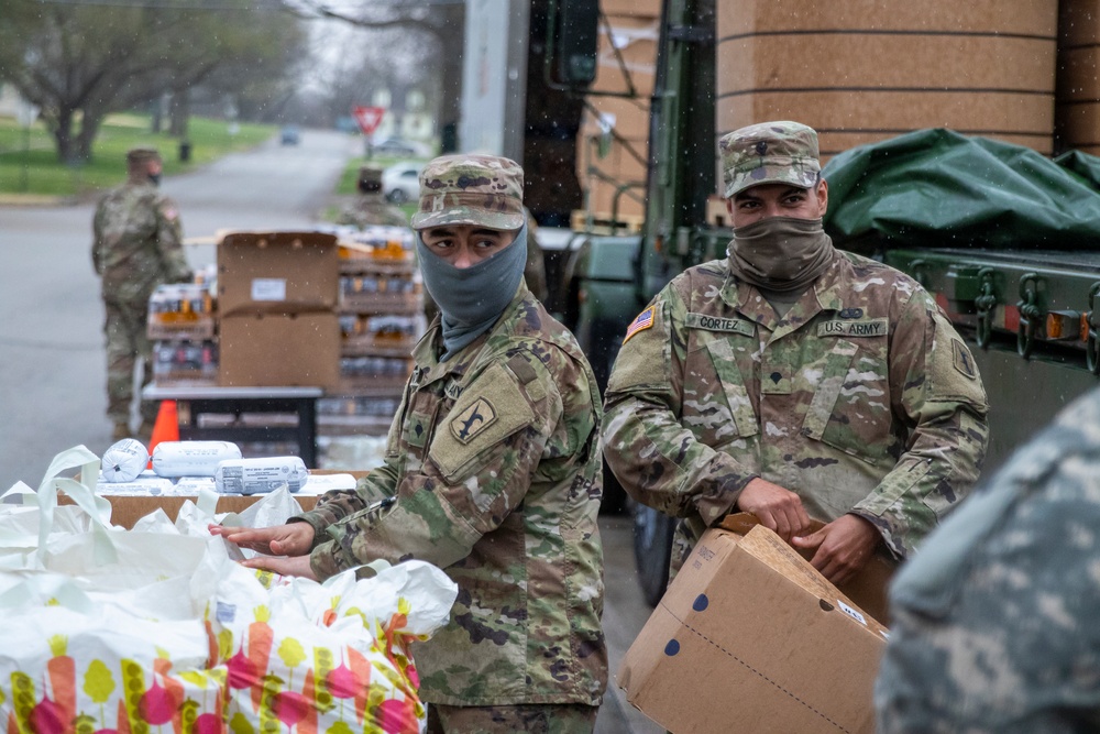 Nebraska Soldiers help distribute food in Tecumseh