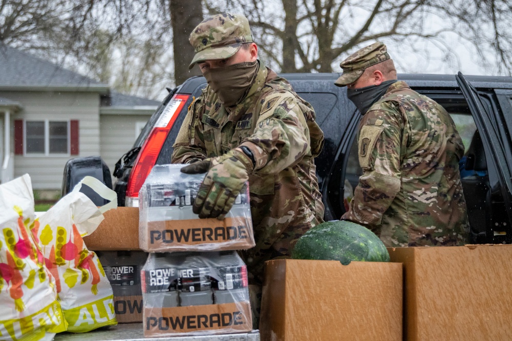 Nebraska Soldiers help distribute food in Tecumseh