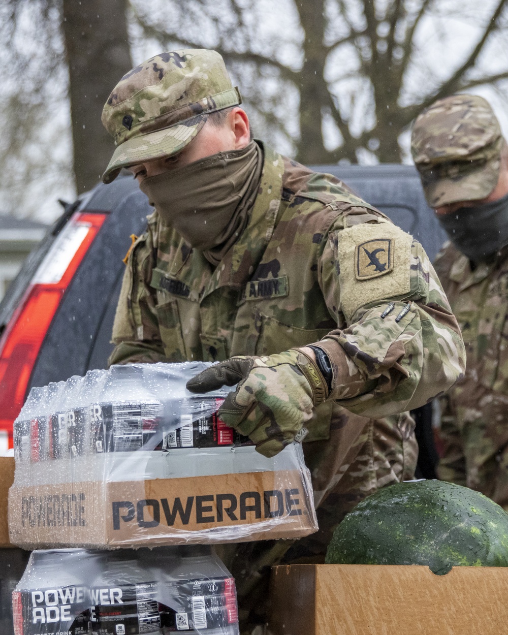 Nebraska Soldiers help distribute food in Tecumseh