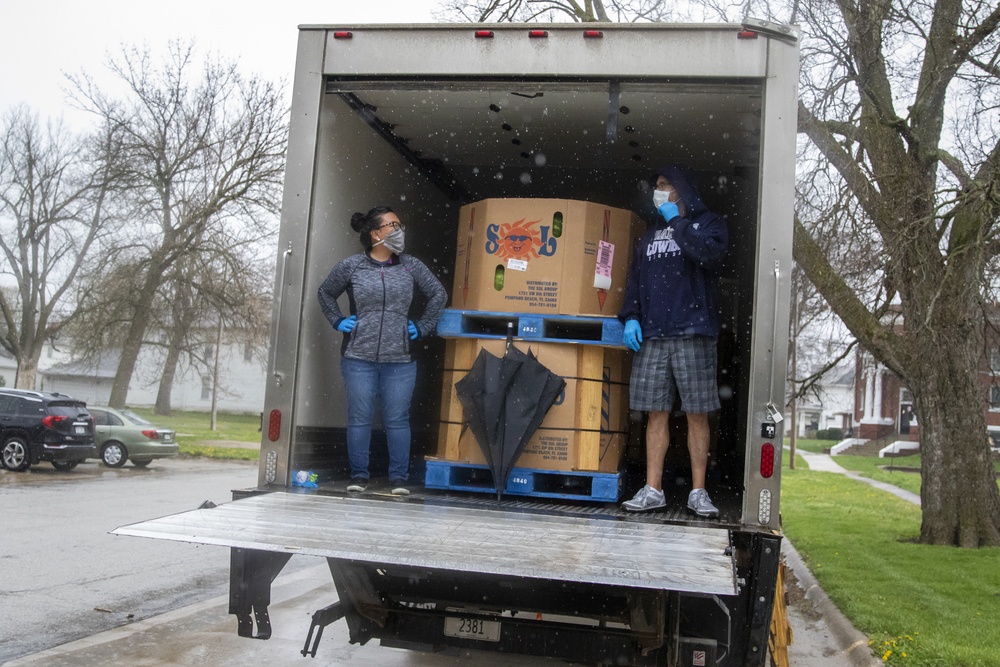 Nebraska Soldiers help distribute food in Tecumseh