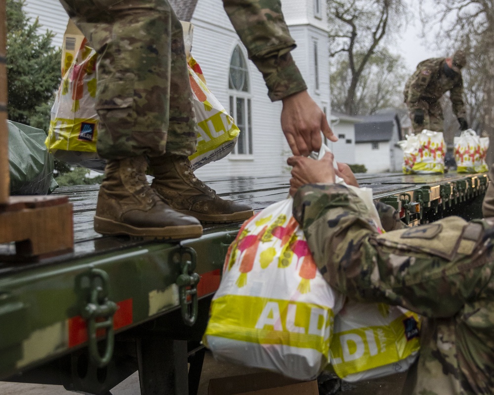Nebraska Soldiers help distribute food in Tecumseh
