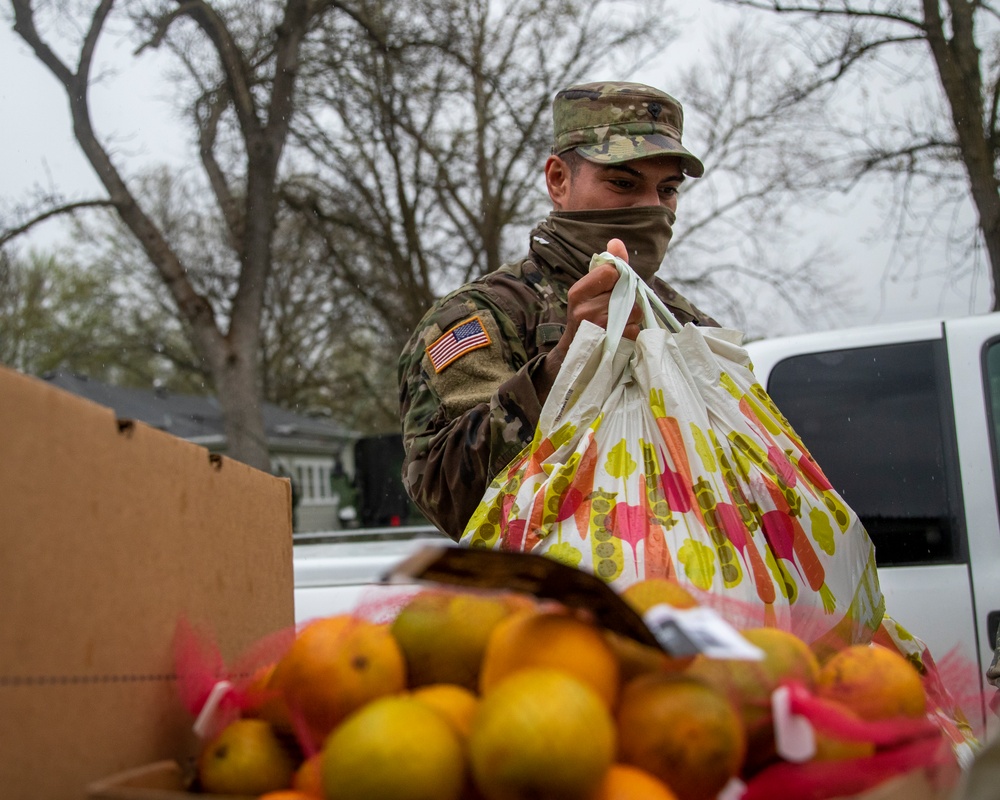 Nebraska Soldiers help distribute food in Tecumseh