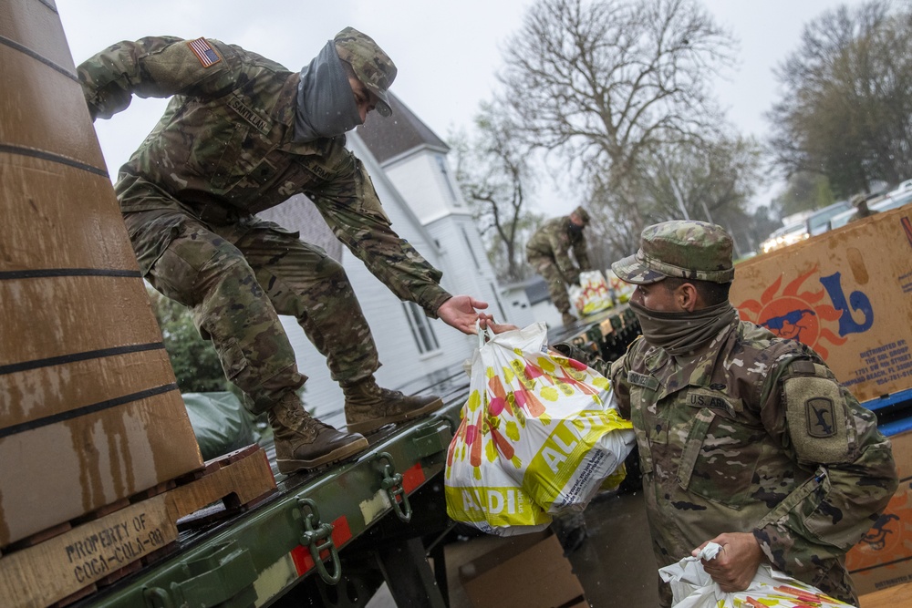 Nebraska Soldiers help distribute food in Tecumseh