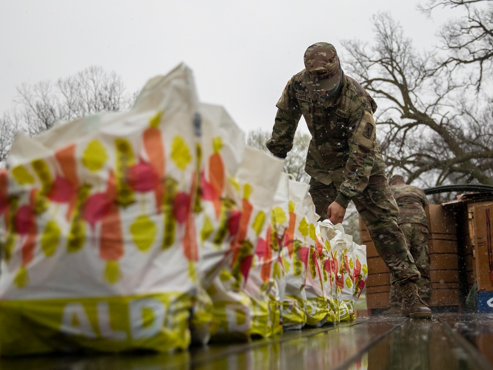 Nebraska Soldiers help distribute food in Tecumseh