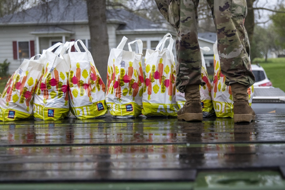Nebraska Soldiers help distribute food in Tecumseh
