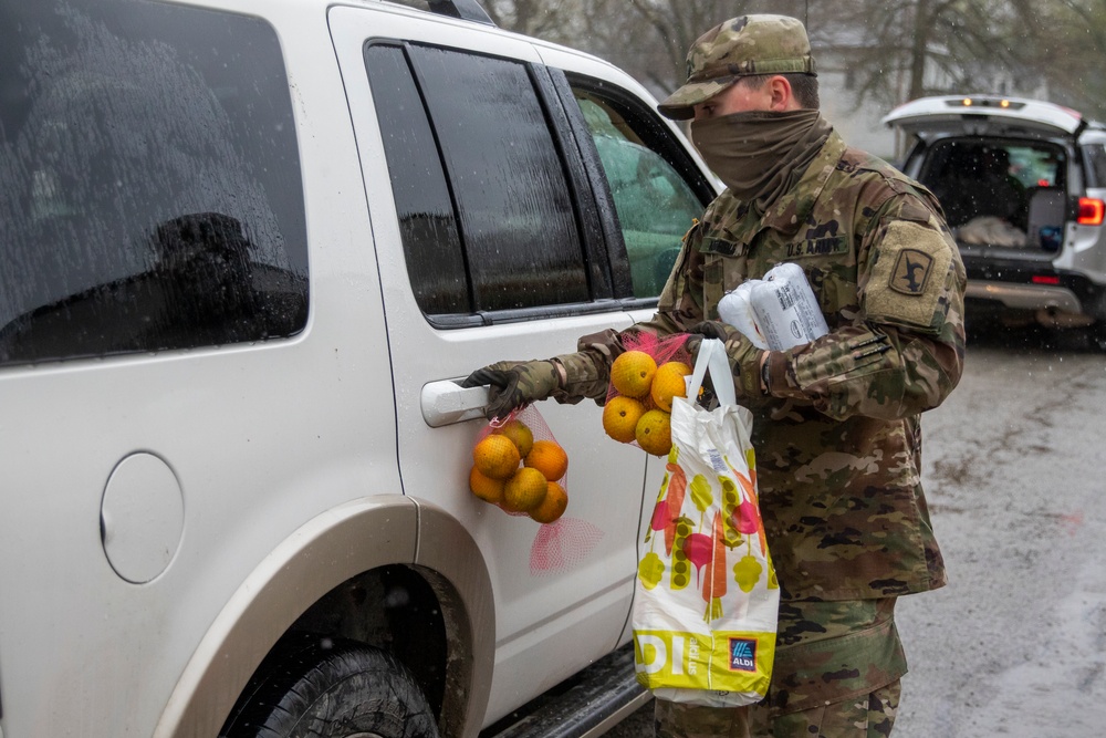 Nebraska Soldiers help distribute food in Tecumseh