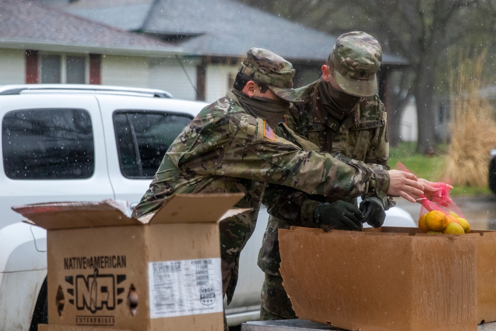 Nebraska Soldiers help distribute food in Tecumseh