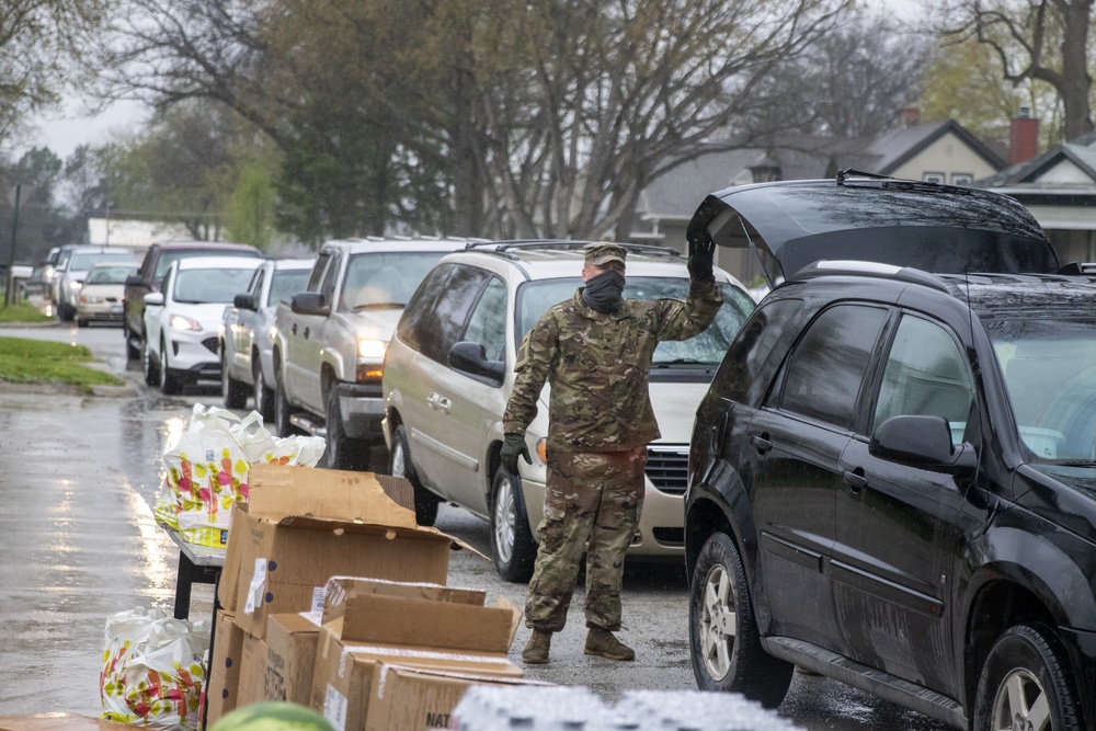 Nebraska Soldiers help distribute food in Tecumseh