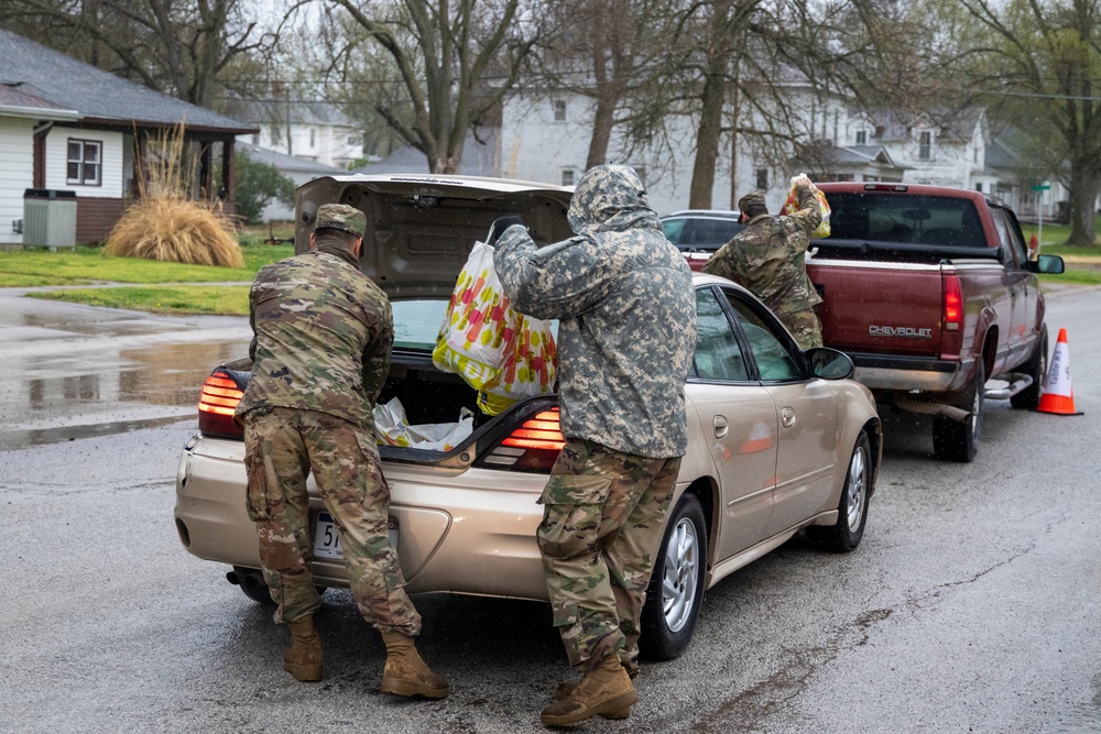Nebraska Soldiers help distribute food in Tecumseh
