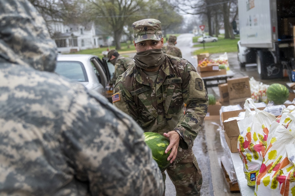 Nebraska Soldiers help distribute food in Tecumseh