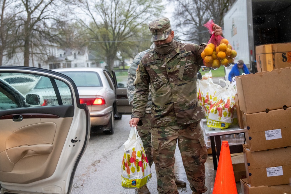 Nebraska Soldiers help distribute food in Tecumseh