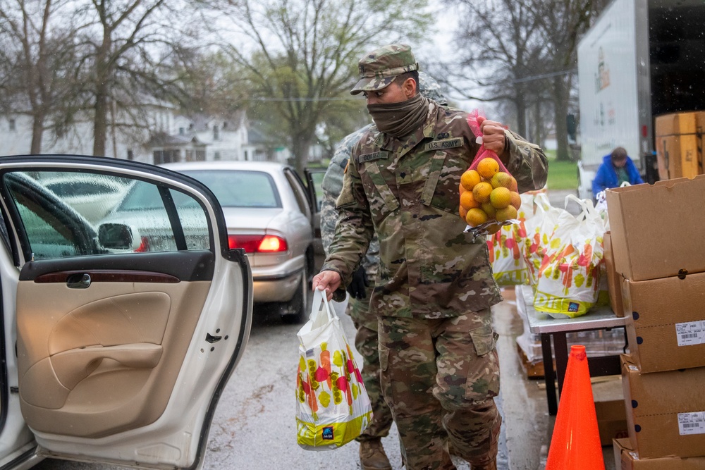 Nebraska Soldiers help distribute food in Tecumseh