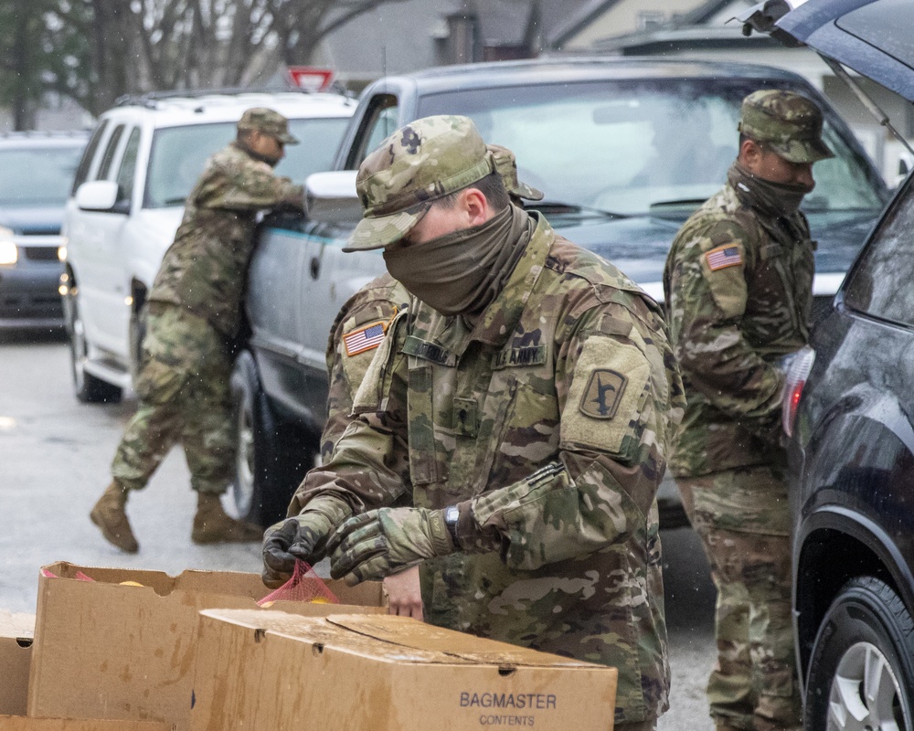 Nebraska Soldiers help distribute food in Tecumseh