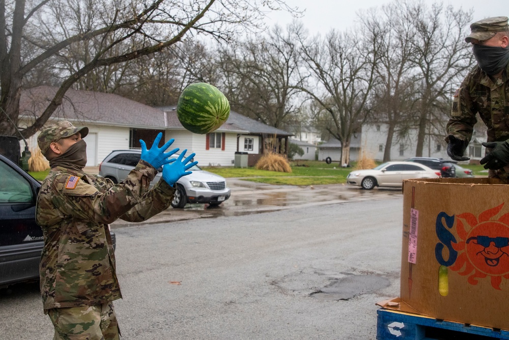 Nebraska Soldiers help distribute food in Tecumseh