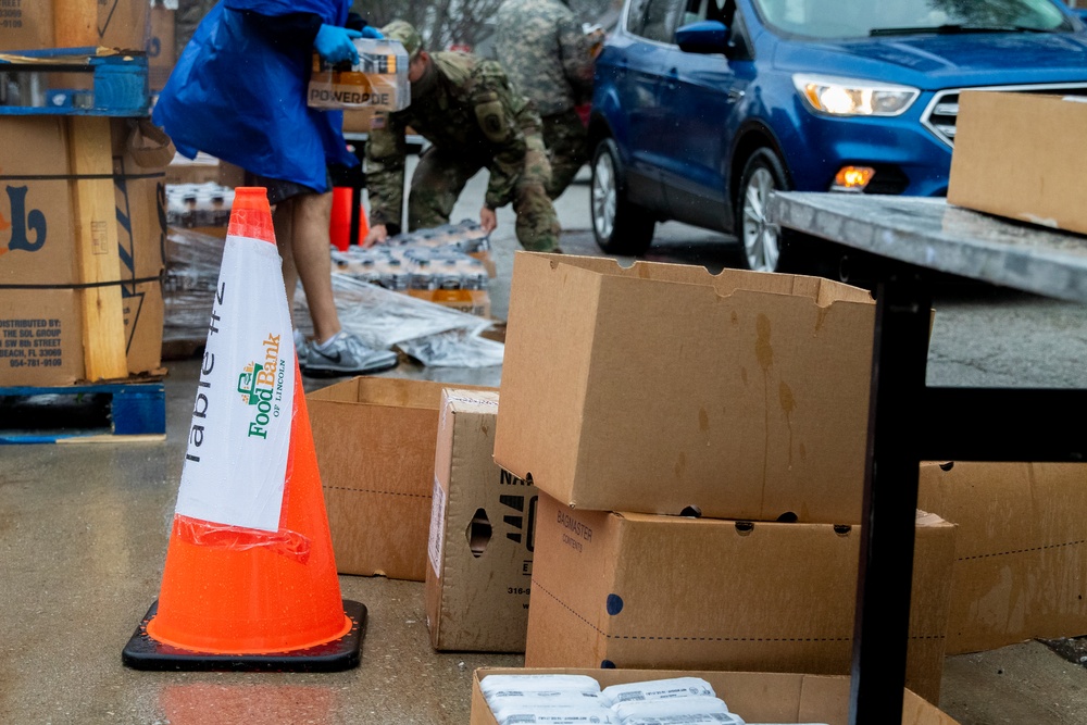 Nebraska Soldiers help distribute food in Tecumseh
