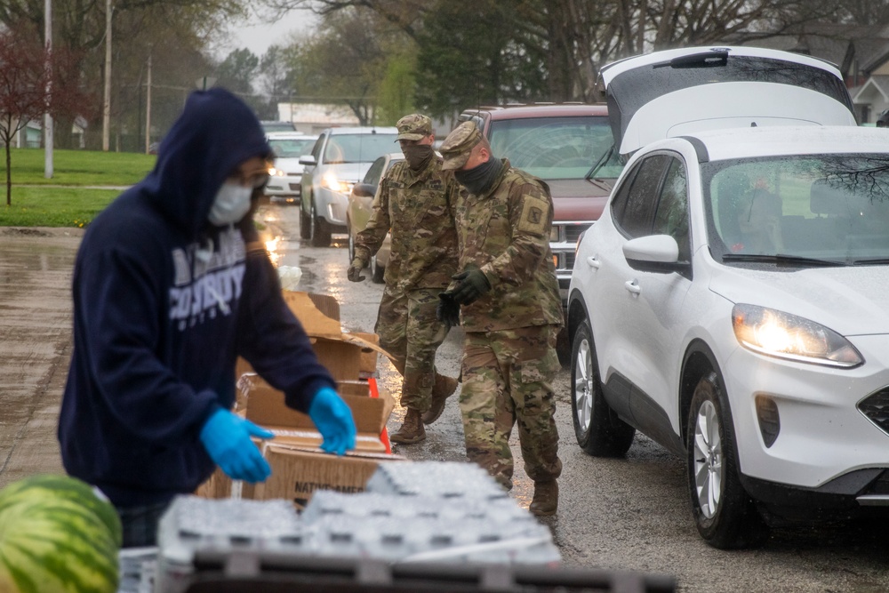 Nebraska Soldiers help distribute food in Tecumseh
