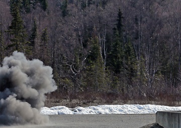 Frag Out! Alaska Air Guard PJs throw grenades with Geronimo Soldiers