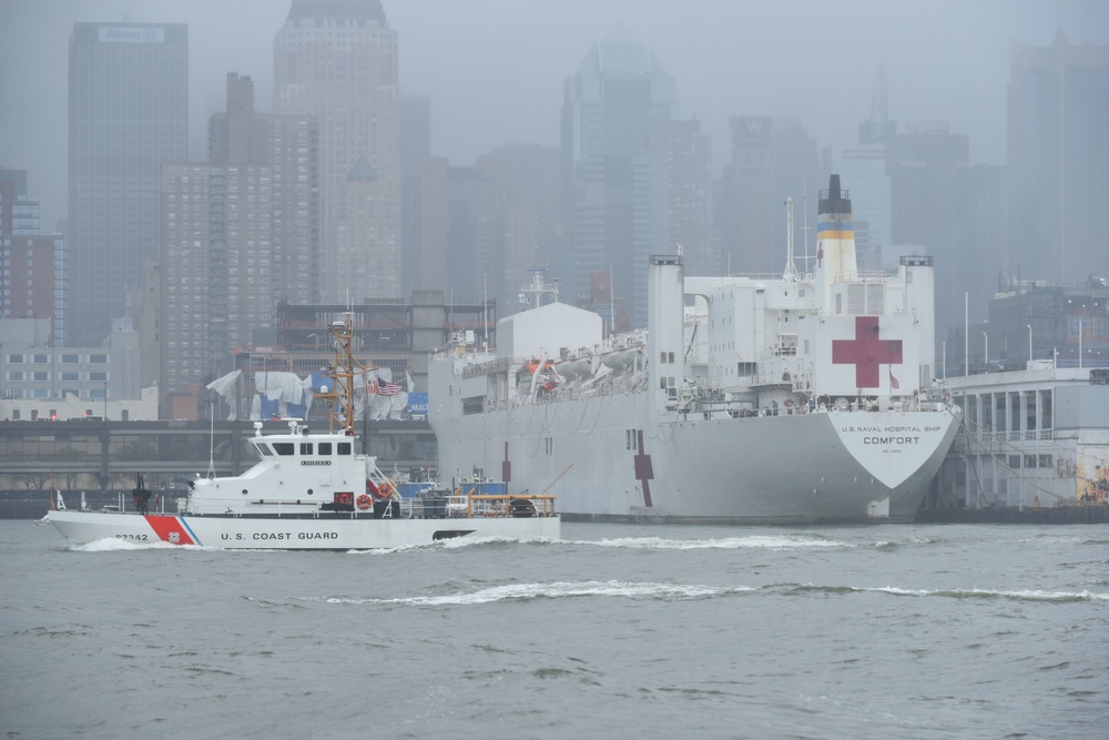 U.S. Coast Guard escorts USNS Comfort out of New York City
