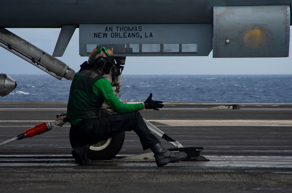 USS Harry S. Truman (CVN 75) transits the Atlantic Sea