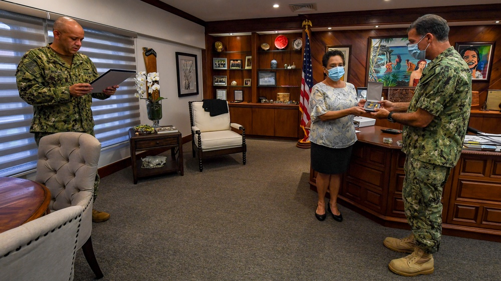 U.S. Pacific Fleet Commander Presents Guam Governor with the Navy Distinguished Public Service Award.