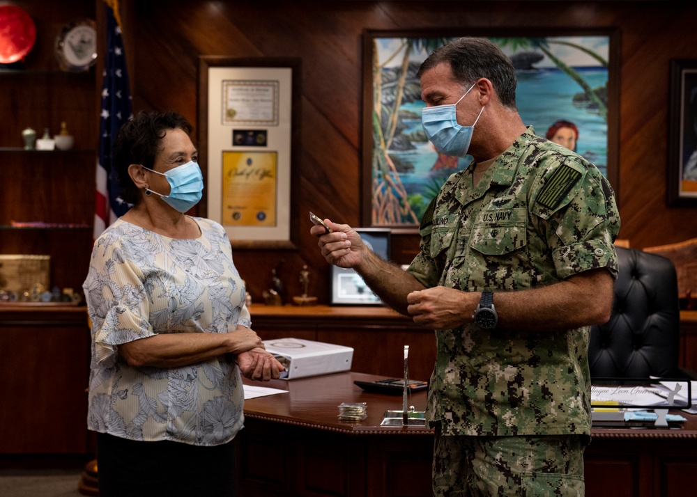 U.S. Pacific Fleet Commander Presents Guam Governor with the Navy Distinguished Public Service Award.